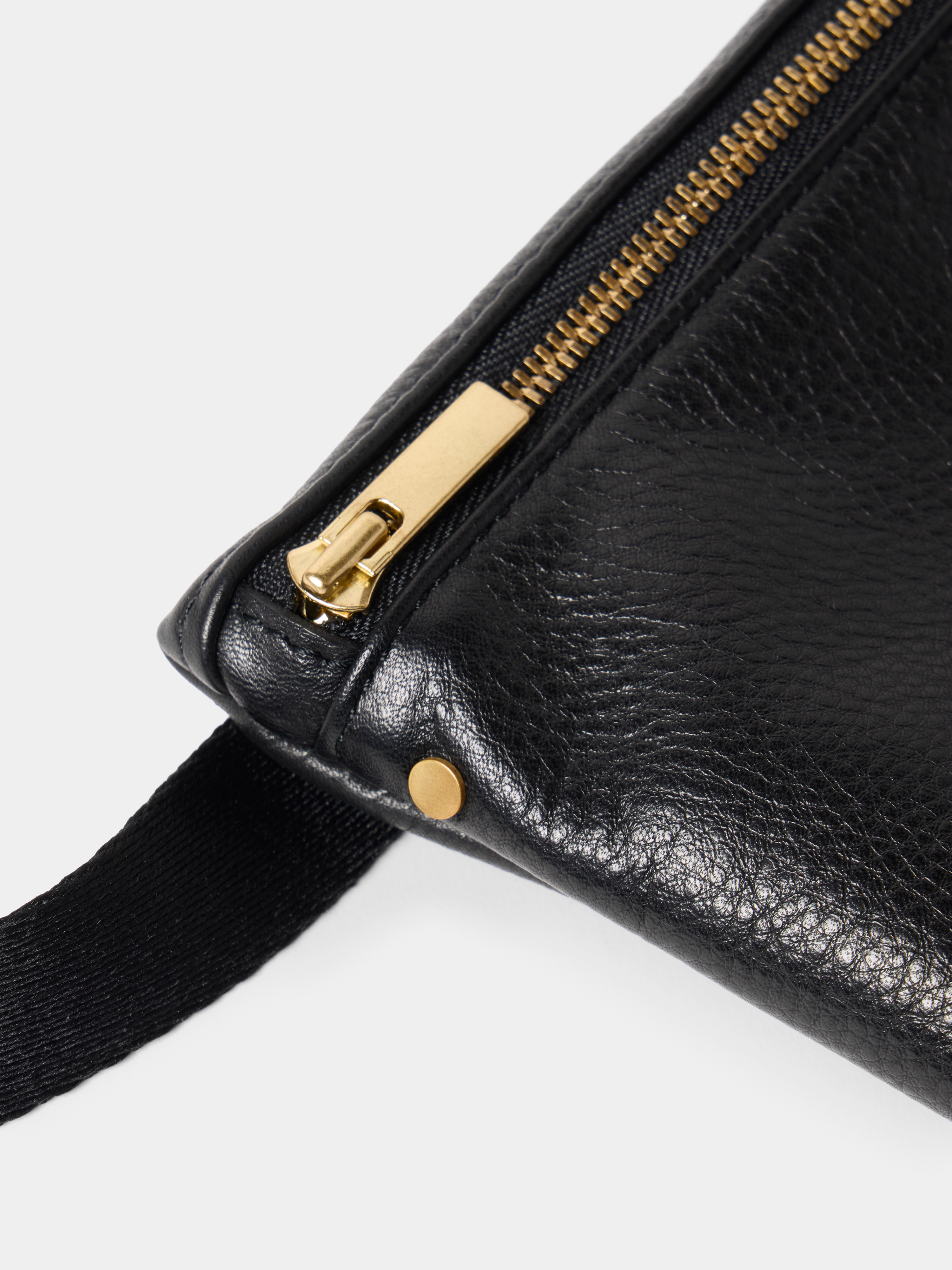 SQUARE SHOULDER