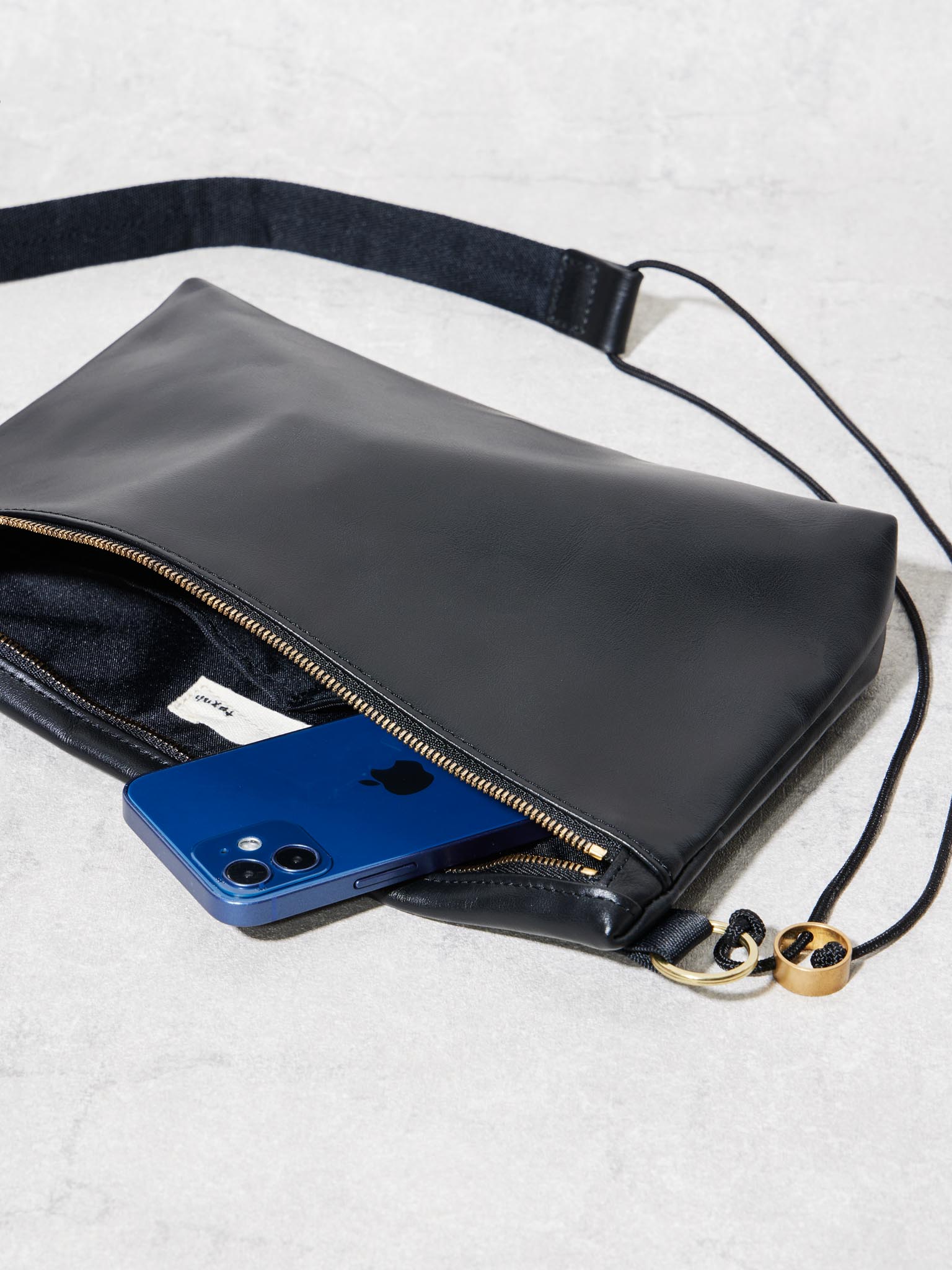 SQUARE ZIP SHOULDER / LEATHER